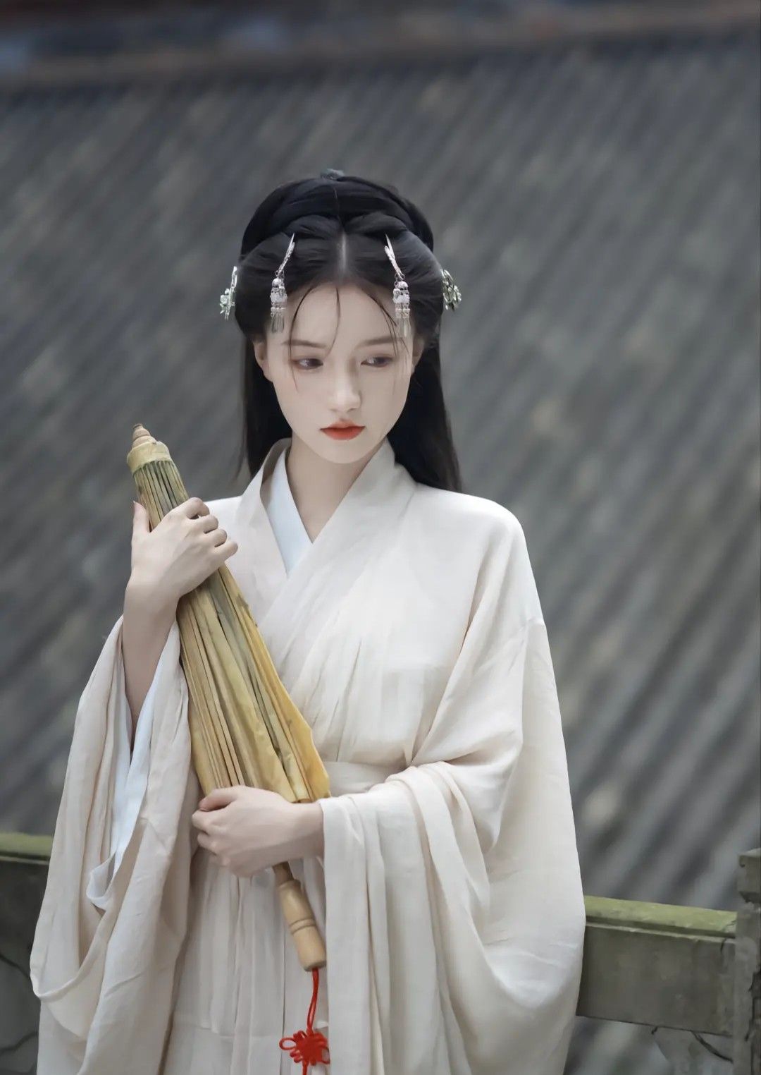 Winter Elegance in Ancient Chinese Costume:A Girls Journey Through Time Winter Elegance in Ancient Chinese Costume:A Girls Journey Through Time