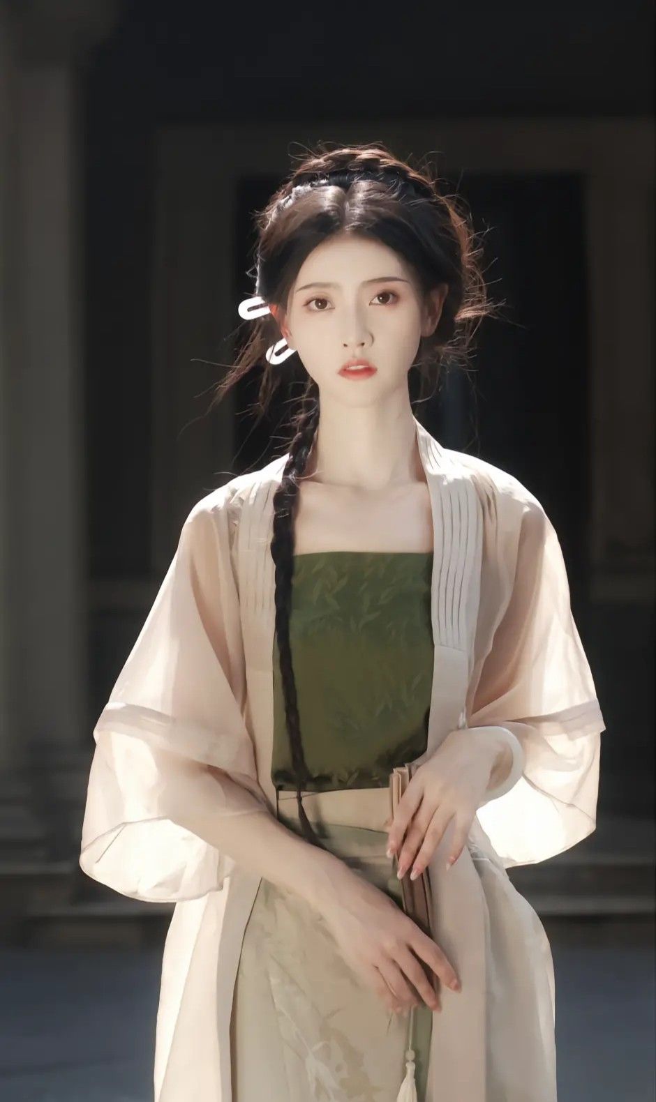 The Waterproof Feature of Hanfu Oil-Paper Umbrellas The Waterproof Feature of Hanfu Oil-Paper Umbrellas