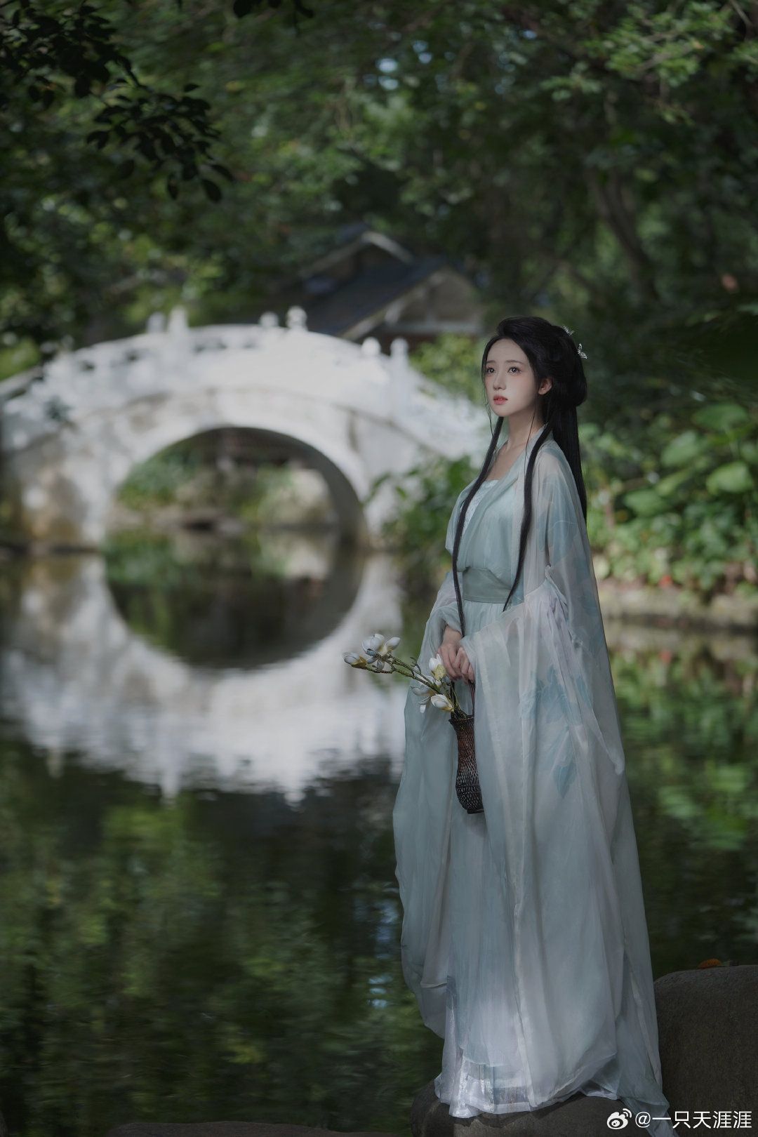 The Embracing of Cheongsam Culture:Young Girls from 13 to 15 Embrace Traditional Elegance