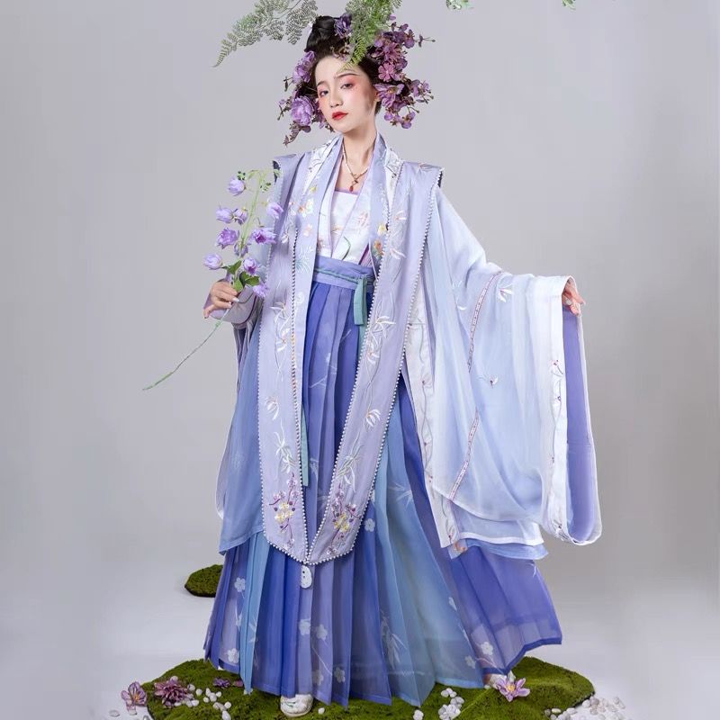 The Beautiful Junior High School Girl in Traditional Hanfu Fashion The Beautiful Junior High School Girl in Traditional Hanfu Fashion