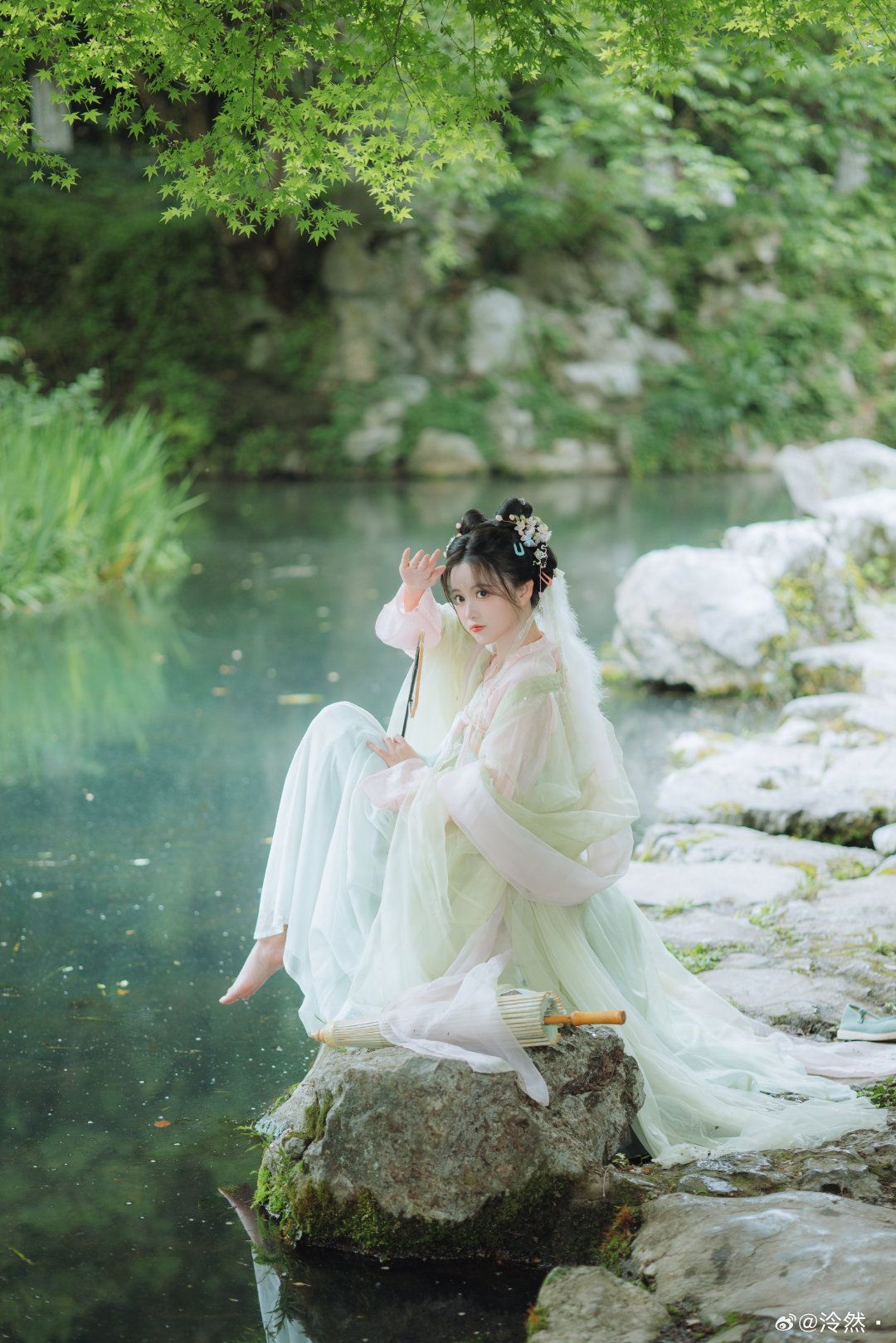 The Rise of Sleeveless Cheongsam Skirts with Over-the-Knee Length:A Fashion Trend Analysis The Rise of Sleeveless Cheongsam Skirts with Over-the-Knee Length:A Fashion Trend Analysis