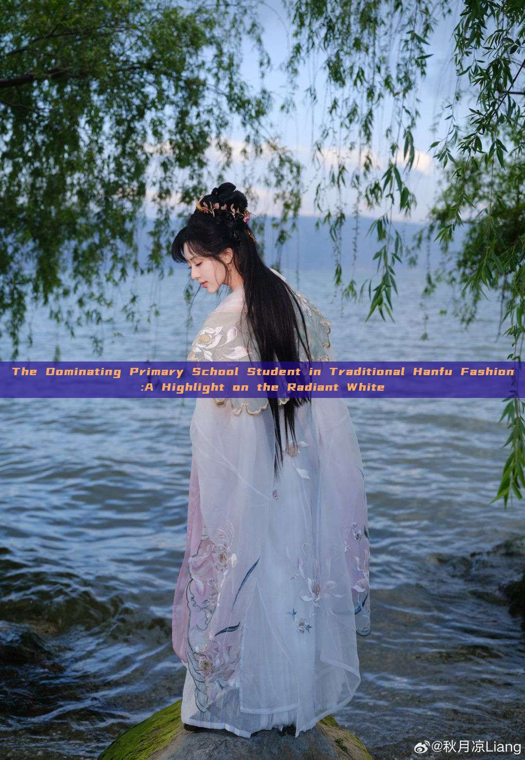 The Dominating Primary School Student in Traditional Hanfu Fashion:A Highlight on the Radiant White The Dominating Primary School Student in Traditional Hanfu Fashion:A Highlight on the Radiant White