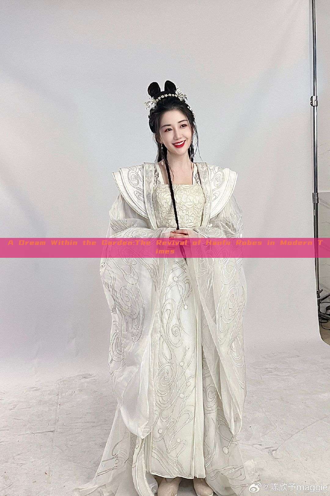 A Dream Within the Garden:The Revival of Hanfu Robes in Modern Times A Dream Within the Garden:The Revival of Hanfu Robes in Modern Times