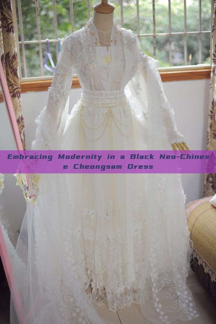 Embracing Modernity in a Black Neo-Chinese Cheongsam Dress Embracing Modernity in a Black Neo-Chinese Cheongsam Dress