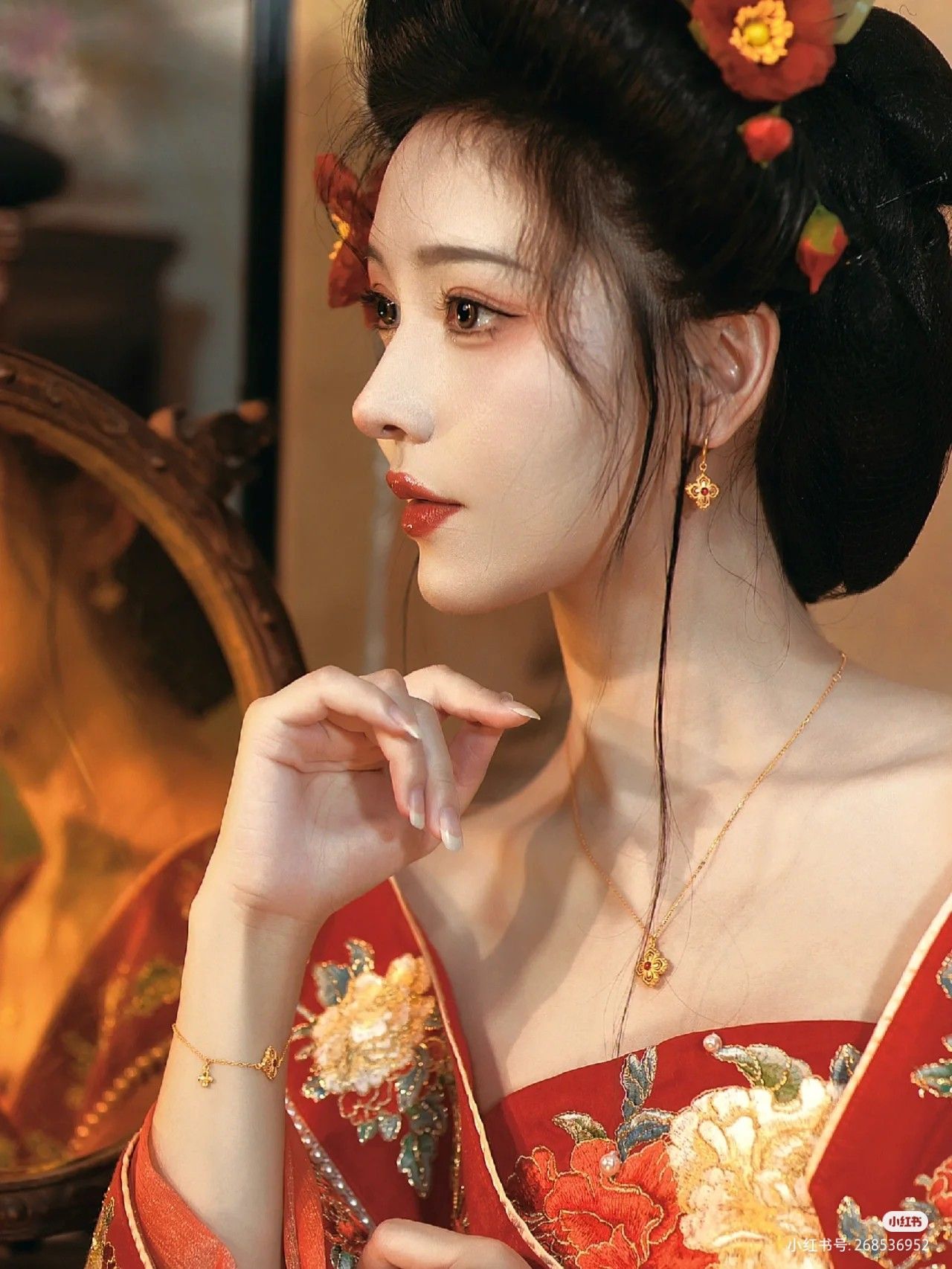 White Cheongsam:Embracing the Elegance of Traditional Chinese Embroidery in Modern Style White Cheongsam:Embracing the Elegance of Traditional Chinese Embroidery in Modern Style